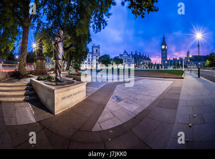 Londra - 6 ottobre: Panorama di Piazza del Parlamento e Nelson Mandela memorial dallo scultore Glyn Williams il 6 ottobre 2014 a Londra, Regno Unito. Foto Stock