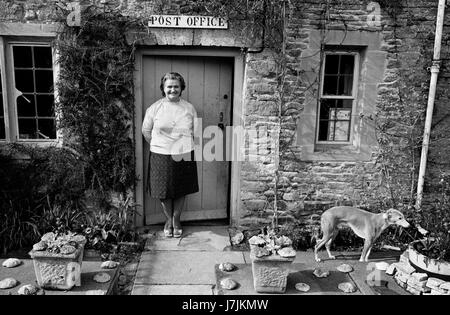 Post office post padrona degli anni settanta la Gran Bretagna UK. La vita del villaggio 1975 Cotswolds. Inferiore e Superiore di macellazione sono due villaggi sul fiume occhio e sono conosciuti come le stragi. 1975 HOMER SYKES Foto Stock