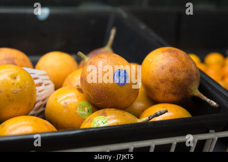 Locale droghiere asiatici ha corridoio di alimenti confezionati, vari frutta, carni e colorato prelibatezze dolci. Un negozio locale fornendo alimenti provenienti da altri paesi. Foto Stock