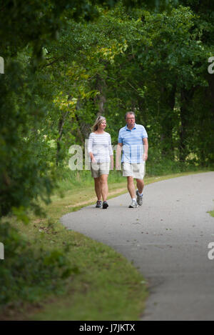 Attivo Coppia matura camminando sul sentiero a Shelby Farms Park vicino a Memphis, Tennessee Foto Stock