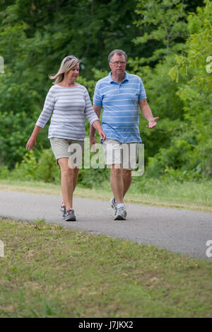 Attivo Coppia matura camminando sul sentiero a Shelby Farms Park vicino a Memphis, Tennessee Foto Stock