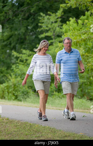 Attivo Coppia matura camminando sul sentiero a Shelby Farms Park vicino a Memphis, Tennessee Foto Stock