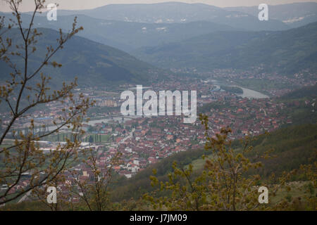 Panorama della città bosniaca Gorazde. Foto Stock