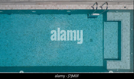 Vista superiore della piscina esterna Foto Stock
