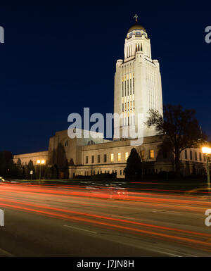 Vetture Sreak da di notte davanti a Lincoln Nebraska capitale dello stato della costruzione Foto Stock