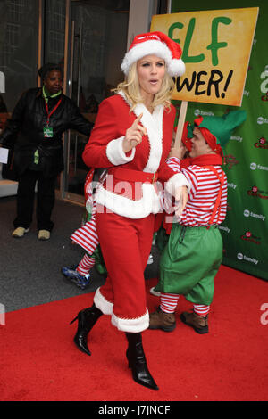 Jenny McCarthy all'ABC della famiglia record mondiale elf parte per promuovere Santa Baby 2: Natale forse al Bryant Park di New York City. Dicembre 7, 2009. Credito: Dennis Van Tine/MediaPunch Foto Stock