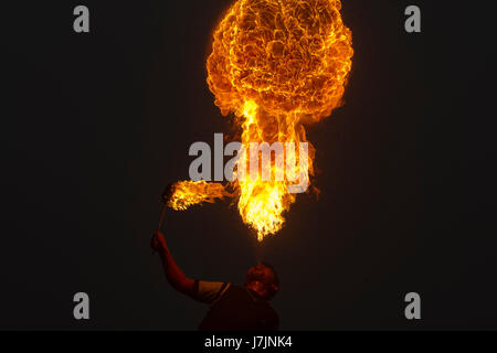 Un giovane uomo di vecchia Dhaka esegue con il fuoco celebrando Sakrain Festival o Poush Sangkranti. Dacca in Bangladesh. Foto Stock