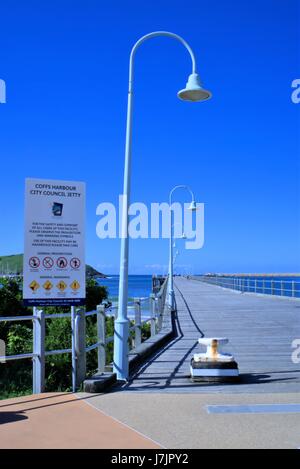 Coffs Harbour Jetty, Nuovo Galles del Sud Australia il 17 maggio 2017. Segno bordo dicendo "Coffs Harbour City Council Jetty' mostra i divieti e gli avvisi Foto Stock