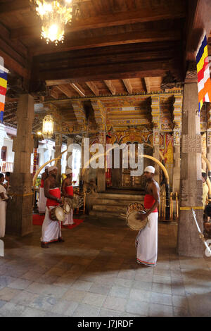 Kandy Sri Lanka tempio del Dente uomini Drumming prima e durante la cerimonia Puja su Navam Full Moon Poya Day Foto Stock