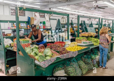 Una produzione fresca stand nel mercato di cordolo, Montgomery, Alabama, Stati Uniti d'America, con il proprietario in attesa di vendere la frutta e la verdura fresca. Foto Stock