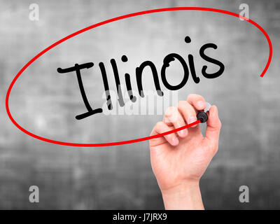 Man mano che scrive Illinois con pennarello nero su schermo visivo. Isolato su sfondo. Business, tecnologia internet concetto. Stock Photo Foto Stock