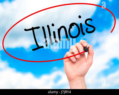 Man mano che scrive Illinois con pennarello nero su schermo visivo. Isolato su sfondo. Business, tecnologia internet concetto. Stock Photo Foto Stock