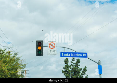 Santa Monica boulevard firmare sotto un cielo nuvoloso, California Foto Stock