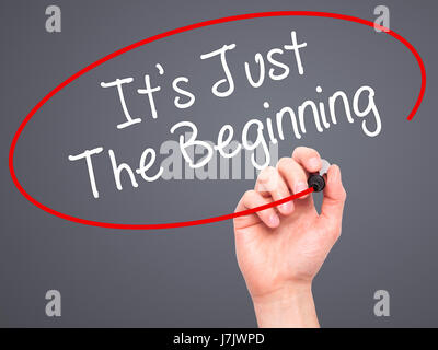 Man mano che scrive è solo l'inizio con il pennarello nero su schermo visivo. Isolato su grigio. Business, tecnologia internet concetto. Stock Photo Foto Stock