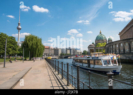 Berlino, Germania - 23 maggio 2017: imbarcazione turistica sul fiume Sprea a Monbijoupark con la Cattedrale di Berlino e la Torre della TV in background. Foto Stock