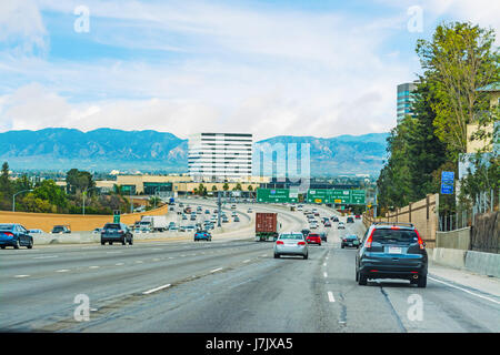 Traffico in autostrada 405 in direzione nord, California Foto Stock