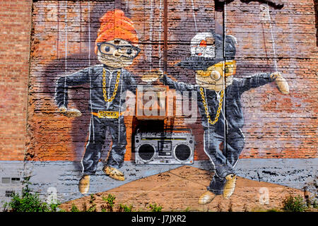 Wall Art su un timpano parete di estremità nel centro della città di Glasgow, raffigurante due marionette ballare con la musica di Glasgow, Scotland, Regno Unito Foto Stock