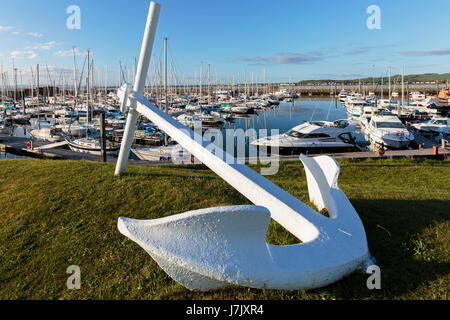 Troon marina con un vecchio dipinto ancora sul Quayside, Troon, Ayrshire, in Scozia Foto Stock