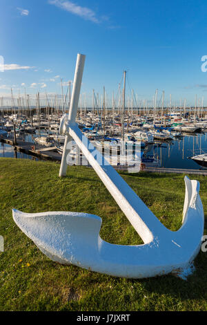 Troon marina con un vecchio dipinto ancora sul Quayside, Troon, Ayrshire, in Scozia Foto Stock