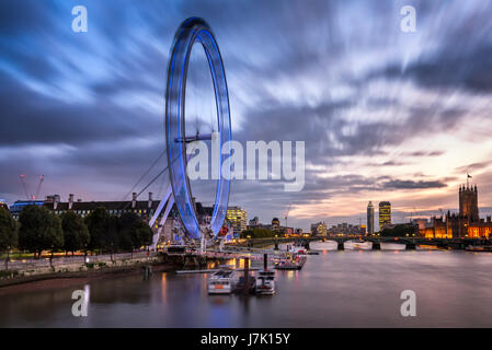 Londra - 6 ottobre: London Eye e Westminster Bridge il 6 ottobre 2014 a Londra. La più grande ruota panoramica Ferris in Europa, struttura del London Eye è Foto Stock