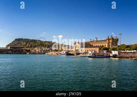 Vista sul Porto di Barcellona e la collina di Montjuic, Barcellona, in Catalogna, Spagna Foto Stock