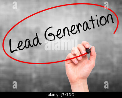 Man mano che scrive la generazione dei lead con pennarello nero su schermo visivo. Isolato su grigio. Business, tecnologia internet concetto. Immagine di stock Foto Stock