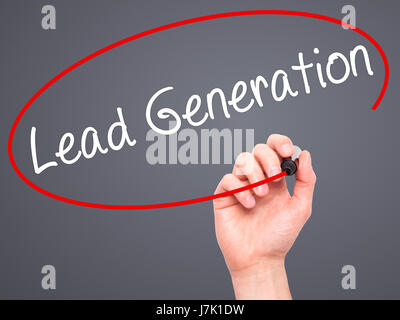 Man mano che scrive la generazione dei lead con pennarello nero su schermo visivo. Isolato su grigio. Business, tecnologia internet concetto. Immagine di stock Foto Stock