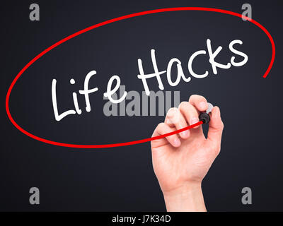 Man mano che scrive la vita Hack con pennarello nero su schermo visivo. Isolato su sfondo. Business, tecnologia internet concetto. Stock Photo Foto Stock