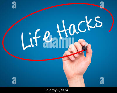 Man mano che scrive la vita Hack con pennarello nero su schermo visivo. Isolato su sfondo. Business, tecnologia internet concetto. Stock Photo Foto Stock