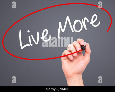 Man mano che scrive vivere più con il pennarello nero su schermo visivo. Isolato su sfondo. Business, tecnologia internet concetto. Stock Photo Foto Stock