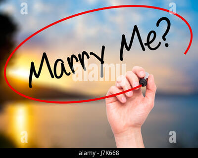 Man mano che scrive Marry Me? Con il pennarello nero su schermo visivo. Isolato su sfondo. Business, tecnologia internet concetto. Stock Photo Foto Stock