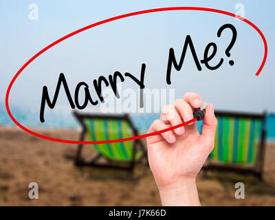 Man mano che scrive Marry Me? Con il pennarello nero su schermo visivo. Isolato su sfondo. Business, tecnologia internet concetto. Stock Photo Foto Stock