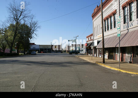 L'immagine cattura la piazza principale a Cuthbert, Georgia, il 12 marzo 2011. La piazza è una caratteristica centrale della città, mostrando la sua struttura urbana e l'architettura locale in questa foto della comunità. Foto Stock