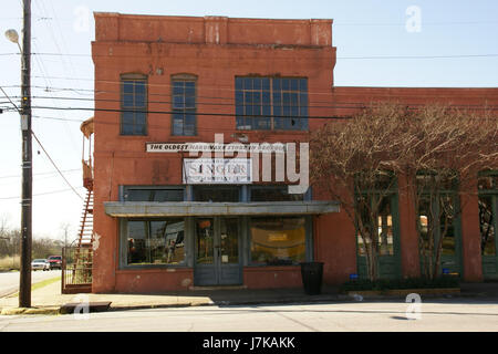 Questa foto, scattata il 12 marzo 2011, raffigura un vecchio negozio situato in Main Street a Lumpkin, Georgia. L'immagine cattura il fascino storico di questa piccola città americana, enfatizzando le sue tradizionali vetrine e il carattere rurale. Foto Stock