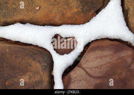 Questa immagine, intitolata "i Love Snow", è stata catturata nel 2011, mostrando un paesaggio invernale panoramico coperto di neve. La fotografia cattura la bellezza della stagione invernale, mostrando alberi innevati e un ambiente sereno e innevato. Foto Stock