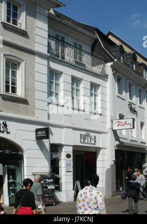 Questa voce si riferisce a una località sulla Bahnhofstrasse 3 a SaarbrÃ¼cken, Germania. L'indirizzo è situato nel cuore della città, conosciuta per la sua vivace vita urbana e gli edifici storici. SaarbrÃ¼cken è una città importante nella regione della Saarland, con un mix di architettura moderna e storica, che offre una ricca esperienza culturale. Foto Stock