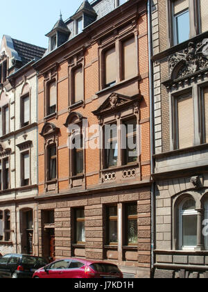 L'immagine cattura Rosenstrasse 12 a SaarbrÃ¼cken, una località nota per il suo significato storico e culturale. Rappresenta un'istantanea dell'area, che mostra il suo stile architettonico e l'ambiente circostante. L'edificio di questo indirizzo può servire come punto di riferimento storico o culturale, riflettendo lo sviluppo della regione. Foto Stock