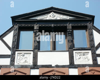 Questa fotografia cattura RosenstraÃŸe a SaarbrÃ¼cken il maggio 2011. La scena mostra una strada della città, che riflette l'architettura locale e l'ambiente urbano. L'immagine fa parte di una collezione che documenta la vita urbana e l'architettura a SaarbrÃ¼cken. Foto Stock