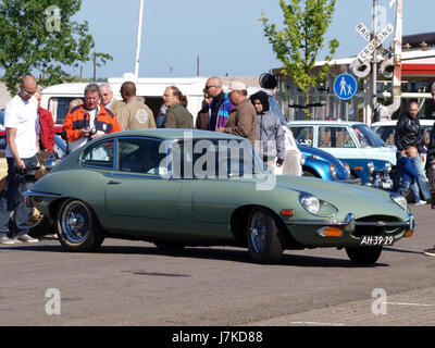 La Jaguar e-TYPE 1970 da 4,2 litri 2+2 è una classica auto sportiva britannica nota per il suo design elegante e le prestazioni potenti. Questo modello è dotato di un motore da 4,2 litri e di una disposizione dei sedili 2+2, per offrire stile e praticità. Foto Stock
