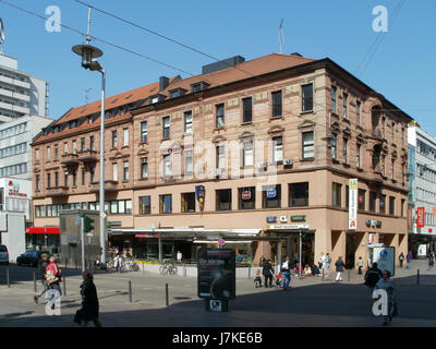 Questo indirizzo si riferisce a una località sulla Bahnhofstrasse a SaarbrÃ¼cken, in Germania. Rappresenta probabilmente un edificio commerciale, residenziale o un sito significativo all'interno della città, contribuendo alla cultura e all'architettura locali. Foto Stock