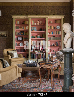 Carta da parati da Zuber in biblioteca con antichi tappeto persiano e zoccolo in marmo e busto. Il divano e le poltrone sono da Beaumont & Flectcher Foto Stock