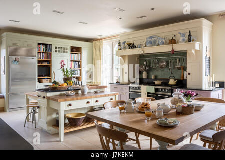 Spaziosa cucina a pianta aperta con armadi una miscela di stili da Mark Wilkinson mobili. Lo stile americano frigo congelatore è da Sub-Zero Foto Stock