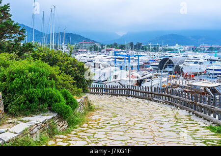 La vista sulle navi e yacht in Marina dal colle di Yoruk park, Kemer, Turchia. Foto Stock