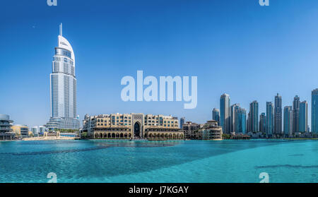 Panorama del centro cittadino di Dubai, Souk Al Bahar nella parte anteriore del Burj Khalifa a Dubai, UAE, Medio Oriente. Foto Stock