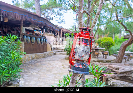 Il vintage lampada di kerosene decora la rustica outdoor cafe nel parco Yoruk, Kemer, Turchia. Foto Stock