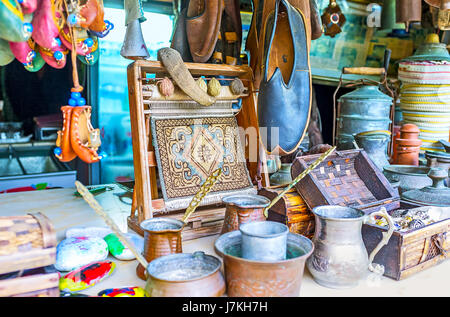 I vari souvenir sulla vetrina dell'antiquariato in stallo yoruk park - cezves, scarpe di pelle, vintage scatole di legno, tazze, kemer, Turchia. Foto Stock