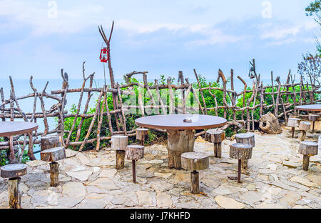 La terrazza all'aperto con vista sul mare nella caffetteria in stile rustico di yoruk park, kemer, Turchia. Foto Stock