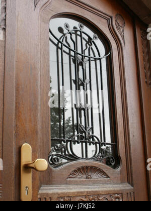 Questa fotografia scattata il 21 giugno 2011 cattura Mainzer Str. 65 a SaarbrÃ¼cken, Germania. L'immagine mette in evidenza il paesaggio stradale e le caratteristiche architettoniche di questa zona della città. Foto Stock