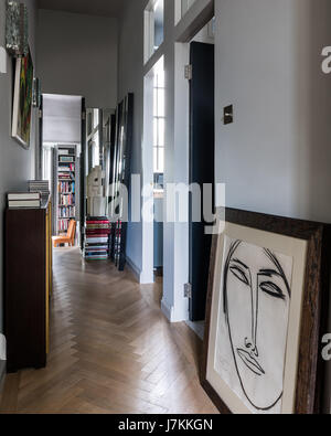 Opere d'arte modernista nel corridoio in parquet Foto Stock