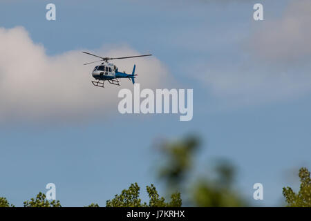 Blu e bianco elicottero volando sopra la testa. Foto Stock